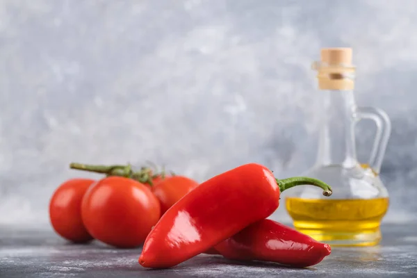 Rode Verse Tomaten Chili Pepers Olijfolie Marmeren Ondergrond Hoge Kwaliteit — Stockfoto