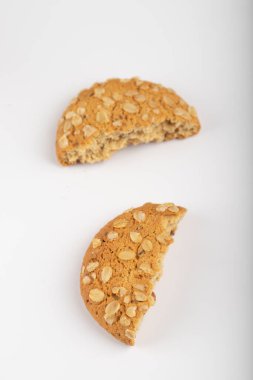 Beyaz arka plana yerleştirilmiş çok tahıllı kurabiyeler. Yüksek kalite fotoğraf