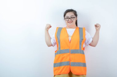 Gözlüklü genç bayan mühendis beyaz arka planda yumruklarını gösteriyor. Yüksek kalite fotoğraf
