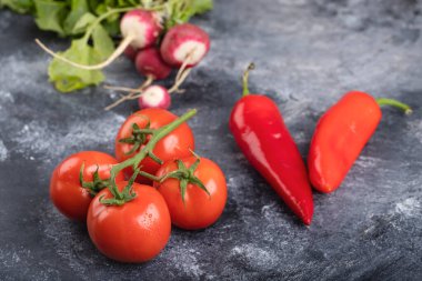 Mermer yüzeyde kırmızı taze domates, kırmızı biber ve turplar. Yüksek kalite fotoğraf