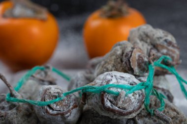 Tahtada kurutulmuş ve toz beyaz şeker içinde taze hurma. Yüksek kalite fotoğraf