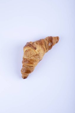 Kahvaltı için nefis taze kruvasan beyaz arka planda izole edilmiş. Yüksek kalite fotoğraf