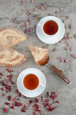 Mermer zemin üzerinde bir fincan çayla nefis bir tatlı turta. Yüksek kalite fotoğraf