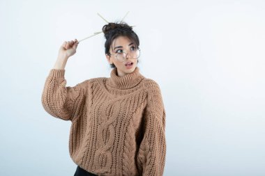 Kameraya poz veren gözlüklü güzel bir kadının fotoğrafı. Yüksek kalite fotoğraf