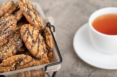 Bir sepet yulaflı kurabiye ve mermer üzerine siyah çay. Yüksek kalite fotoğraf
