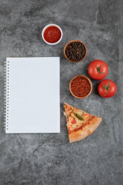 Lezzetli peynirli pizza dilimleri, baharatlar ve arka planda boş kağıt. Yüksek kalite fotoğraf