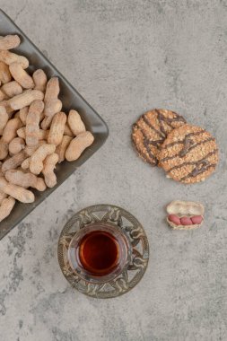 Fıstık ve bir bardak çayla birlikte çekirdekli lezzetli kurabiyeler. Yüksek kalite fotoğraf