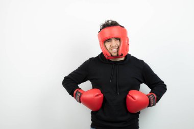 Kırmızı boks şapkalı atletik bir gencin portresi dövüşe hazırlanıyor. Yüksek kalite fotoğraf