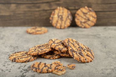 Masada lezzetli tatlı yulaflı çikolatalı bisküviler var. Yüksek kalite fotoğraf