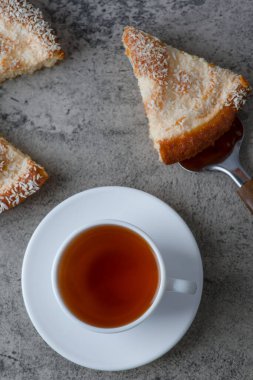 Yuvarlak, leziz bir pasta ve mermer bir arka planda bir fincan çay. Yüksek kalite fotoğraf