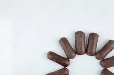 Beyaz arka planda izole edilmiş süt kremalı çikolatalı rulo. Yüksek kalite fotoğraf