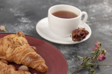 Kurutulmuş gül tomurcukları ve bir fincan sıcak çay. Yüksek kalite fotoğraf