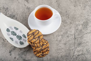 Fındıklı yulaflı çikolatalı bisküvi ve bir fincan çay. Yüksek kalite fotoğraf