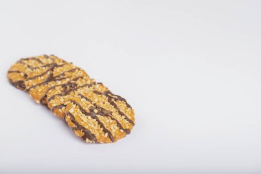 Fındıklı lezzetli yulaf kurabiyeleri ve beyaz yüzeyde çikolata. Yüksek kalite fotoğraf