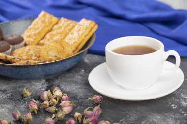 Taş zemine yerleştirilmiş tatlı atıştırmalıklar. Yüksek kalite fotoğraf