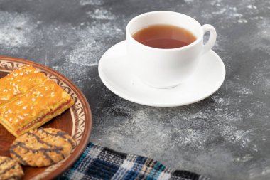 Taş zemine yerleştirilmiş tatlı atıştırmalıklar. Yüksek kalite fotoğraf