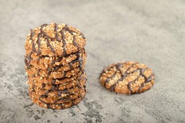 Taşa fındık konmuş bir yığın yulaflı çikolatalı bisküvi. Yüksek kalite fotoğraf