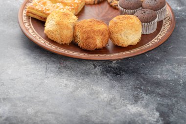 Taş zemine yerleştirilmiş tatlı atıştırmalıklar. Yüksek kalite fotoğraf