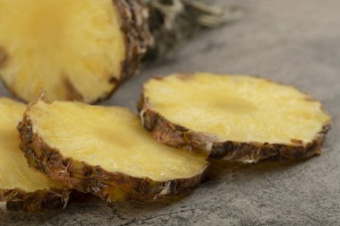 Tacı taş zemine yerleştirilmiş sulu olgun ananas. Yüksek kalite fotoğraf