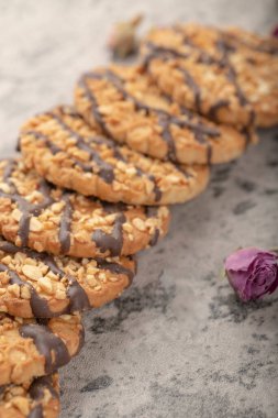 Taş yüzeyine çikolatalı ve fındıklı çok tahıllı bisküviler. Yüksek kalite fotoğraf
