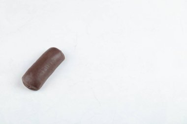 Beyaz arka planda lezzetli bir çikolatalı kek. Yüksek kalite fotoğraf