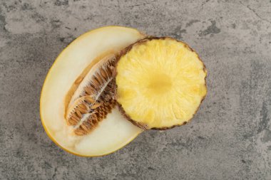 Yarım dilimlenmiş kavun ve arka planda ananas dilimi. Yüksek kalite fotoğraf