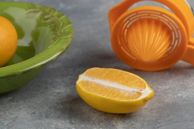 Yeşil bir dilim limon ve mermer zemin üzerinde boş bir cam sürahi. Yüksek kalite fotoğraf