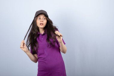 Mor üniformalı teslimatçı kızın portresi ayakta ve poz veriyor. Yüksek kalite fotoğraf