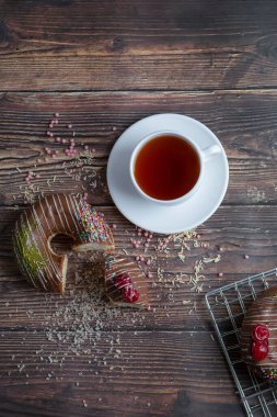 Çikolata kaplamalı ve bir fincan çayla çikolatalı çörek. Yüksek kalite fotoğraf