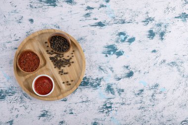 Ahşap bir tepsi karabiber ve mermer zemin üzerinde biber tozu. Yüksek kalite fotoğraf