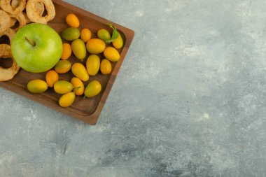 Kurumuş elma halkaları, mermer yüzeyde yeşil elma ve kimyonlar. Yüksek kalite fotoğraf