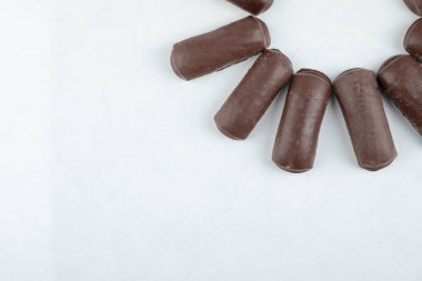 Beyaz arka planda izole edilmiş süt kremalı çikolatalı rulo. Yüksek kalite fotoğraf