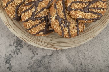 Taş masada seramik tabakta jöleli yulaf ezmeli bisküvi. Yüksek kalite fotoğraf