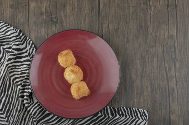 Ahşap masaya yerleştirilmiş lezzetli kadaif hamur işleri. Yüksek kalite fotoğraf