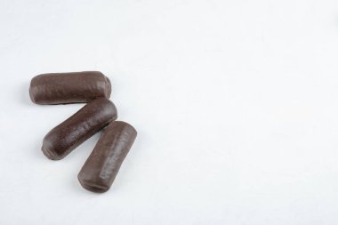 Beyaz arka planda üç tatlı, taze çikolatalı kek. Yüksek kalite fotoğraf