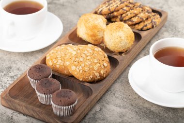 Masada çeşitli tatlılar olan bir fincan sıcak çay. Yüksek kalite fotoğraf