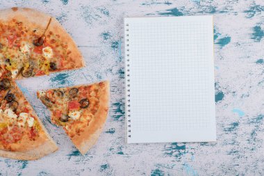Mermer bir arka planda dilimlenmiş sıcak pizzanın üst görüntüsü. Yüksek kalite fotoğraf