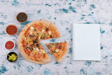 Acı pizza dilimleri, biberli ve biber tozlu mermer arka planda. Yüksek kalite fotoğraf