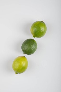 Beyaz arka planda izole edilmiş üç olgun limon meyvesi. Yüksek kalite fotoğraf