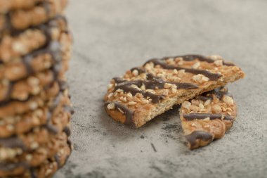Taşa fındık konmuş bir yığın yulaflı çikolatalı bisküvi. Yüksek kalite fotoğraf