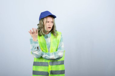 Üniformalı genç bayan mimar iş kalitesi için biriyle kavga ediyor. Yüksek kalite fotoğraf