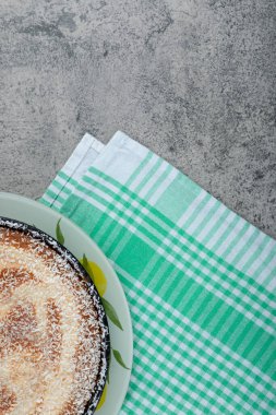 Tahta masaya konmuş şekerli bir tabak lezzetli turta. Yüksek kalite fotoğraf