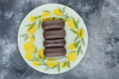 Mermer arka planda bir tabak lezzetli çikolatalı kek. Yüksek kalite fotoğraf