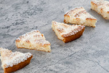 Lezzetli kek parçaları mermer bir masaya konmuş. Yüksek kalite fotoğraf