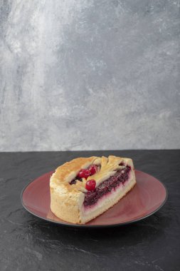Kırmızı tabağa çilek konmuş dilimlenmiş lezzetli cheesecake. Yüksek kalite fotoğraf