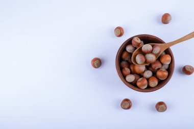 Beyaz arka planda bir kase organik fındık ve kaşık. Yüksek kalite fotoğraf