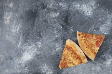 Taş zeminde iki dilim taze pizza. Yüksek kalite fotoğraf
