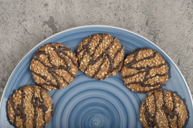 Taşa yerleştirilmiş lezzetli taze bisküvilerden oluşan mavi bir tabak. Yüksek kalite fotoğraf
