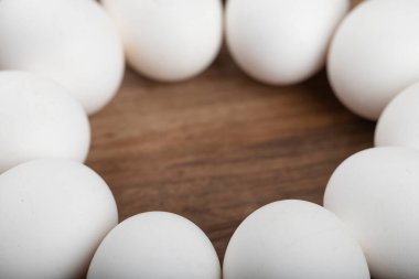 Ahşap zemin üzerinde taze organik yumurta yığını. Fotoğrafı kapat. Yüksek kalite fotoğraf