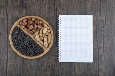 Sağlıklı fındıkla dolu tahta tahta tahta ve siyah ayçiçeği çekirdeği. Yüksek kalite fotoğraf